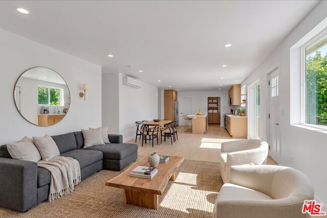 Building Photo - 6913 1/2 Encino Ave Unit Upper