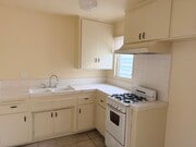 Kitchen - 2608 Vanderbilt Ln Unit #6