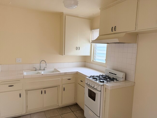 Kitchen - 2608 Vanderbilt Ln Unit #6