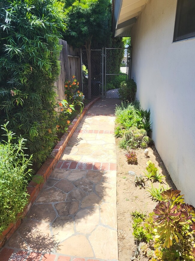 Side yard entrance - 5182 Jay St