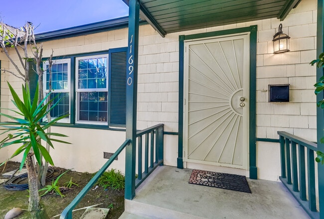 Private entrance in private yard - 11690 Margate St