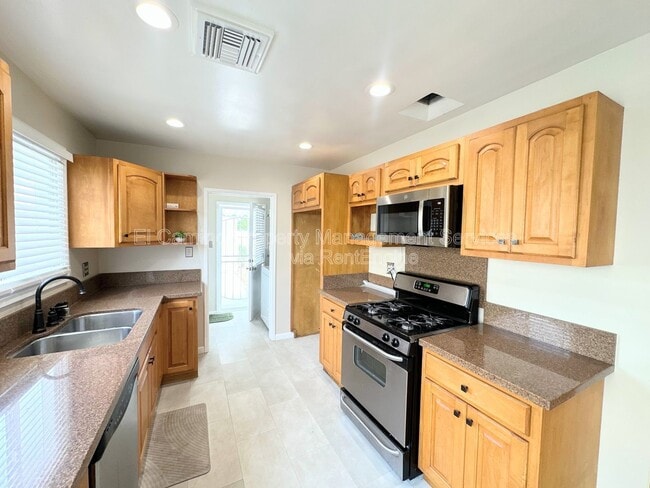 Photo - 10918 Dalwood Ave