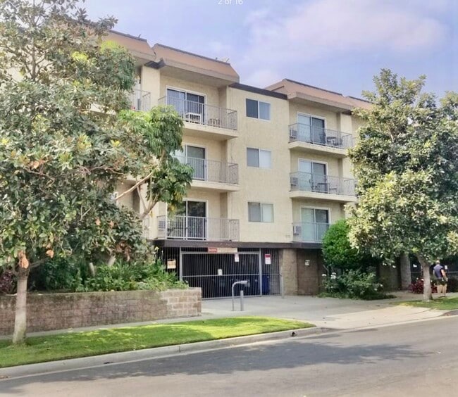 Building Photo - 3117 Bagley Ave Unit 3717-2