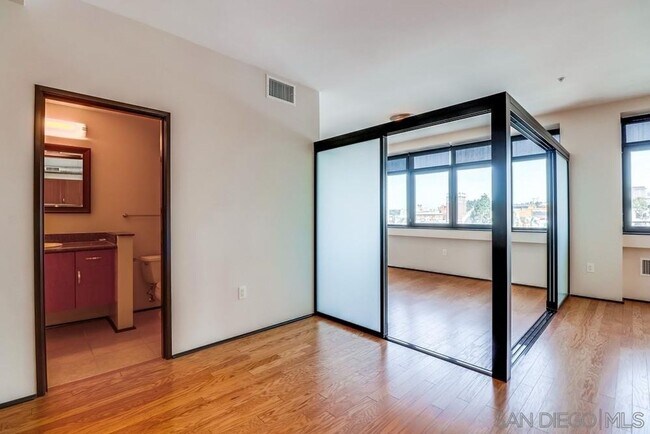 Photo - 2 bedroom downtown, 2 bath and 2 parking spaces.  View! (Solara Lofts)