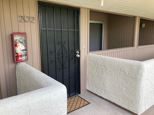 Building Photo - 2875 N Los Felices Rd Unit 202