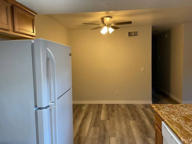 Photo - 1114 W Blaine St Unit 205