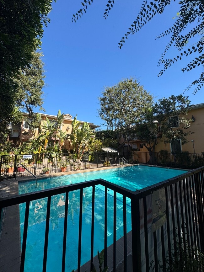 Hayworth Courtyard Apartments – West Holly... - Hayworth Courtyard Apartments – West Holly...