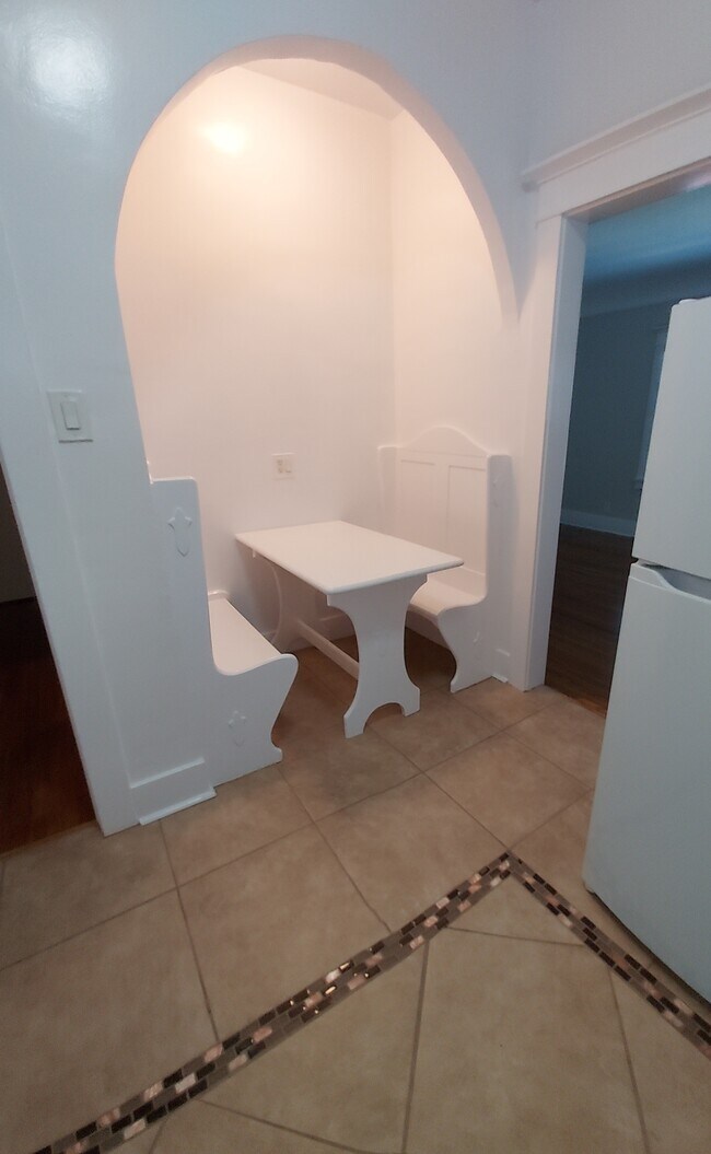 Breakfast nook - 1335 2nd St Unit #1