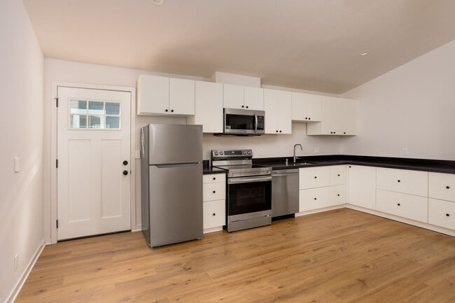 Building Photo - 126 1/2 Franklin Ct Unit 126 Franklin Ct #B