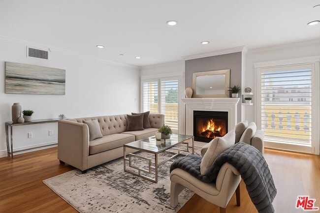 Building Photo - 123 S Clark Dr Unit PH1