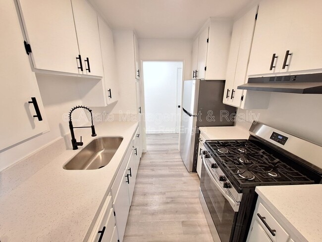 Building Photo - 11744 Runnymede St Unit 111