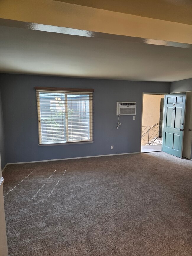 Photo - 5005 Whitsett Ave