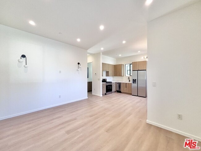 Photo - 17850 Saticoy St