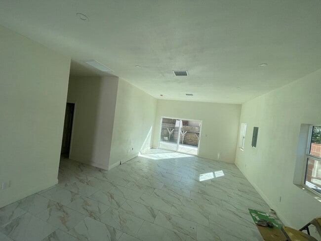 Photo - 11954 Redbank St