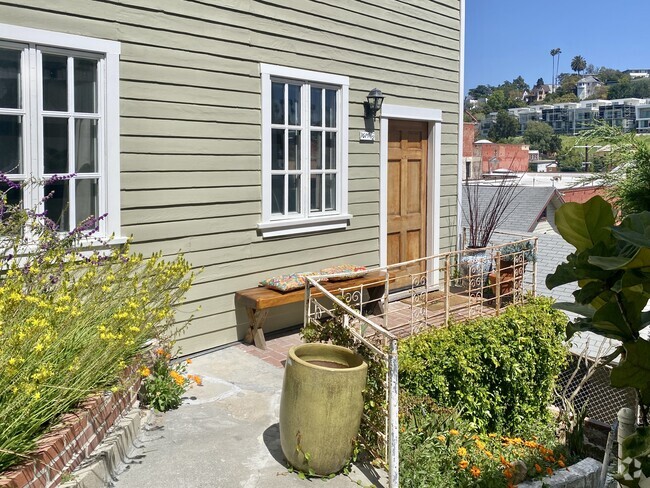 Building Photo - 1619 1/2 Grafton St Rental