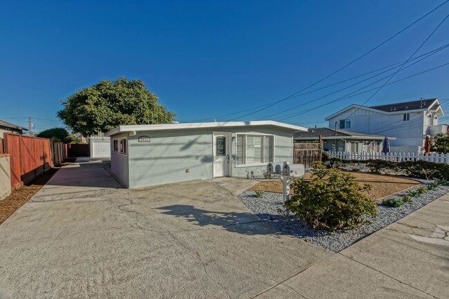 Building Photo - 2015 Robinson St Unit 2015