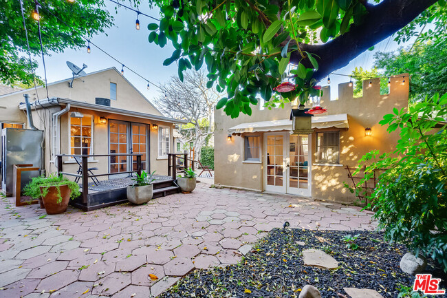 Building Photo - 8838 Rosewood Ave