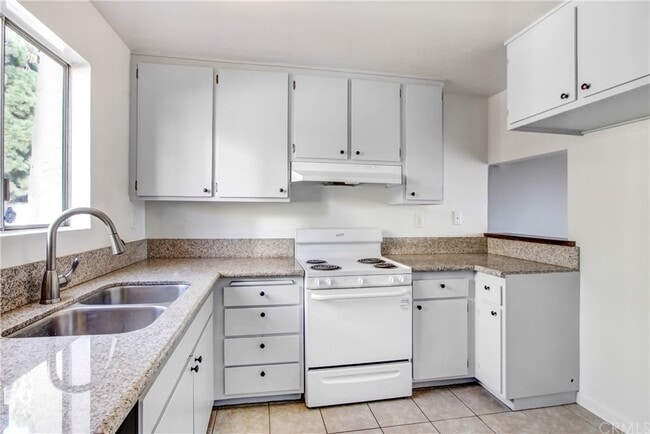 kitchen full view - 730 N Eucalyptus Ave Unit 730 N Eucalyptus Ave