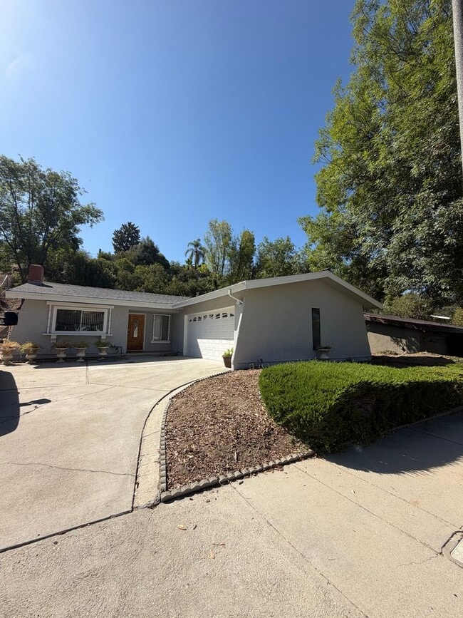 Building Photo - 3 bed, 2 bath single story home in West Hills