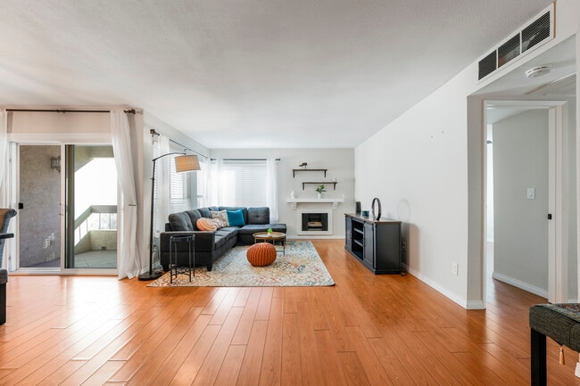 Building Photo - 6747 Friars Rd Unit 113
