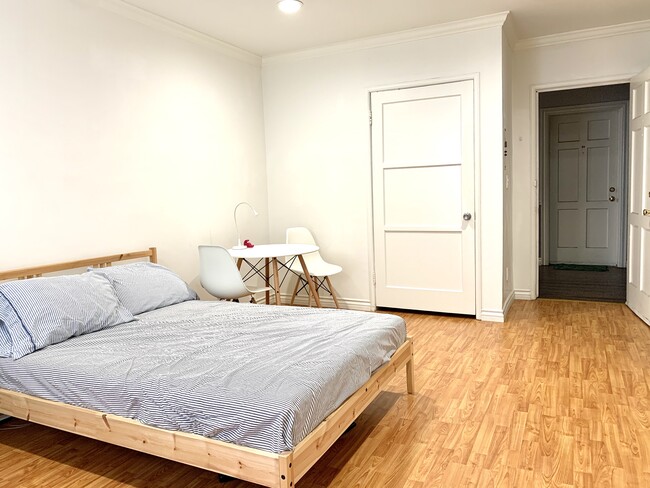 Building Photo - 301 N Sycamore Ave Unit 8 Rental