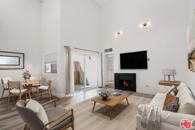 Building Photo - 1339 N Columbus Ave Unit 304