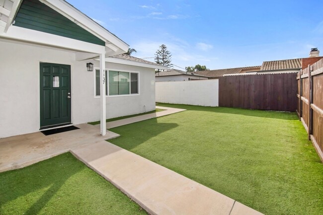 Building Photo - Updated IB Bungalow with Private Yard