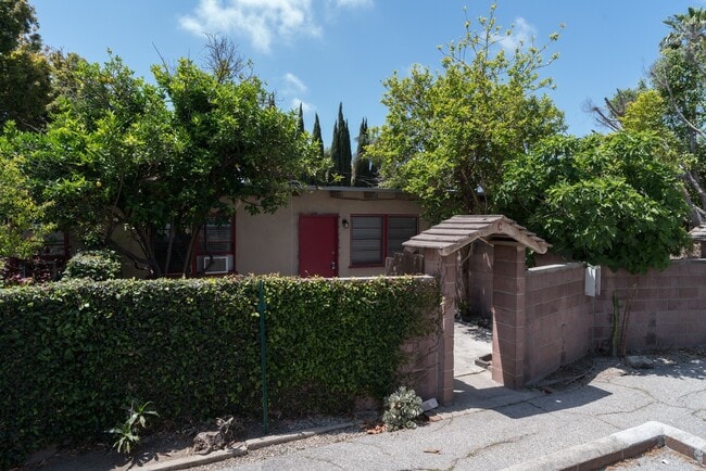 Building Photo - ~ Unique 1-Bedroom bungalow with private front and back patio ~ Great for Pets!! Unit C