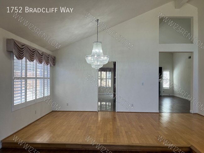 Photo - 1752 Bradcliff Way