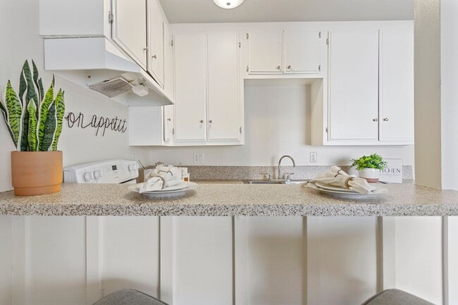 Photo - Holiday West Apartments