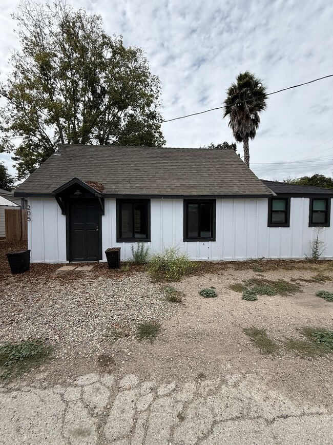 Building Photo - W20500 Unit A