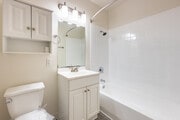 1BR, 1BA - 595SF - Bathroom - Woodruff Village