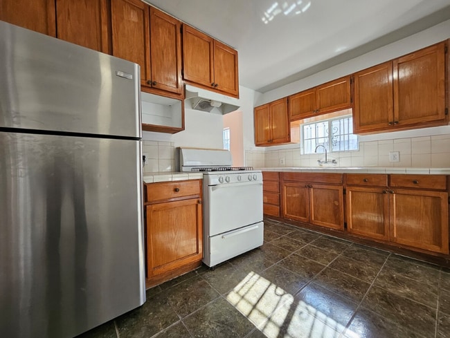 Building Photo - 2623 Hillcrest Dr Unit 2623 Hillcrest Dr