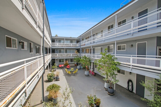 Photo - 303 California Ave, 3 blocks to the beach, North of Wilshire!