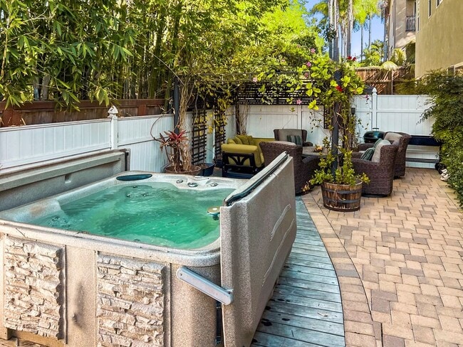 Gorgeous 3 Bedroom 2 Bath with Spa in Carl... - Gorgeous 3 Bedroom 2 Bath with Spa in Carl... House