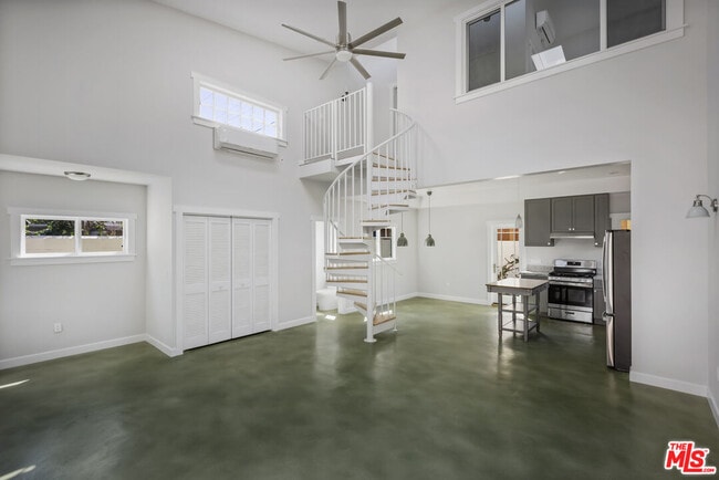 Photo - 2358 W 20th St