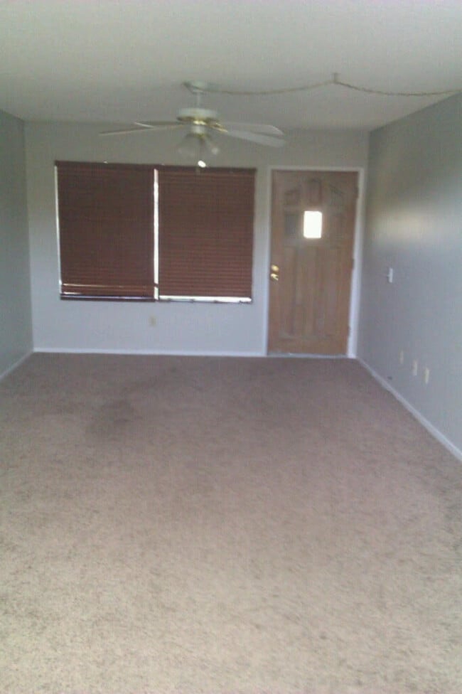 Living Room - 47900 Oasis Ct Unit Spacious with Mtn Views