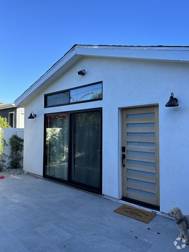 Building Photo - 2463 Walgrove Ave Rental