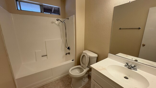 Photo - 3 Bedroom Condominium for Rent