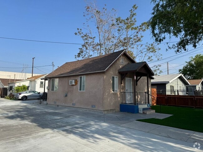 Building Photo - 230 N Inez St Rental