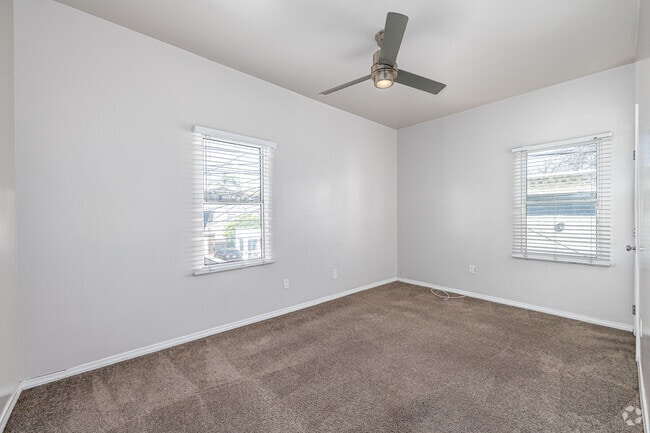 1BR, 1BA - 700SF - Bedroom - 411-417 Walnut Ave