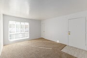 1BR, 1BA - 650SF - Living Room - Windsor Heights