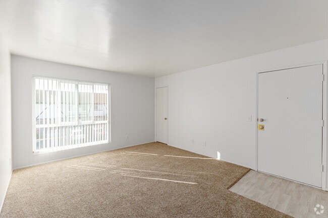 1BR, 1BA - 650SF - Living Room - Windsor Heights