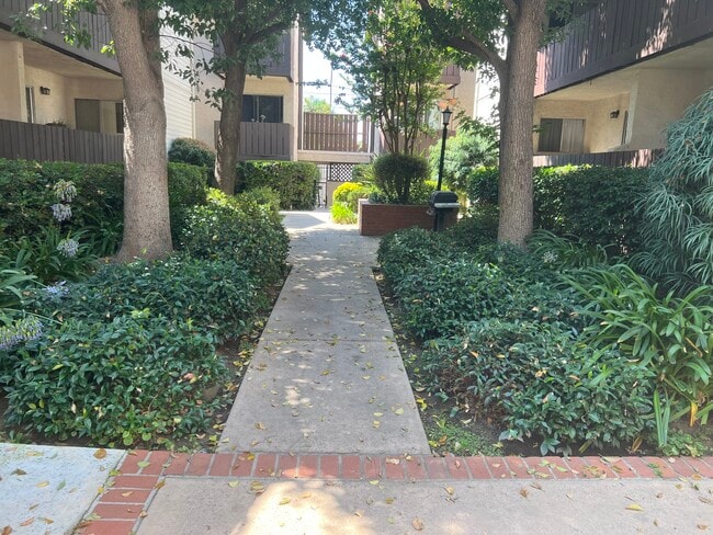 Building Photo - 15070 Victory Blvd Unit 103