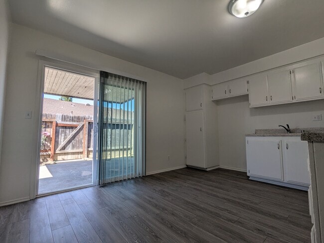 Photo - Wilshire Crest Apartments