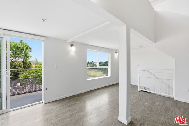 Photo - 4980 S Centinela Ave Unit 10