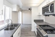 2BR, 2BA - 850SF - Kitchen/Dining Room - 250 E Acacia St. Apartments