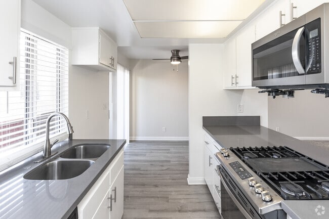 2BR, 2BA - 850SF - Kitchen/Dining Room - 250 E Acacia St.