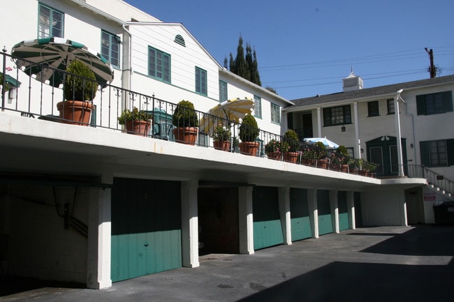 Private Garage Parking - 2028 3/4 Argyle Ave