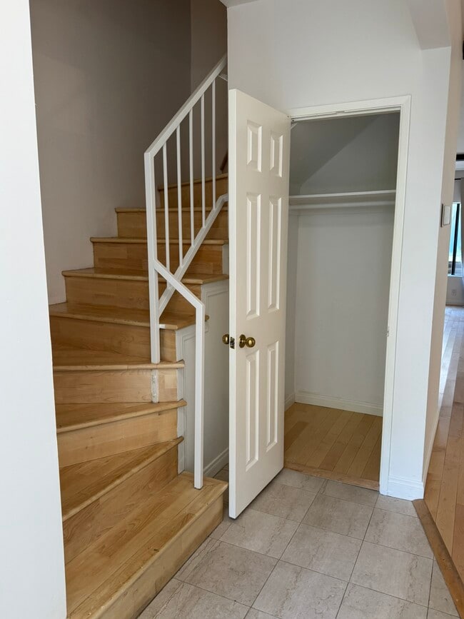 Main Entryway w/ closet - 1909 Pelham Ave Unit 104